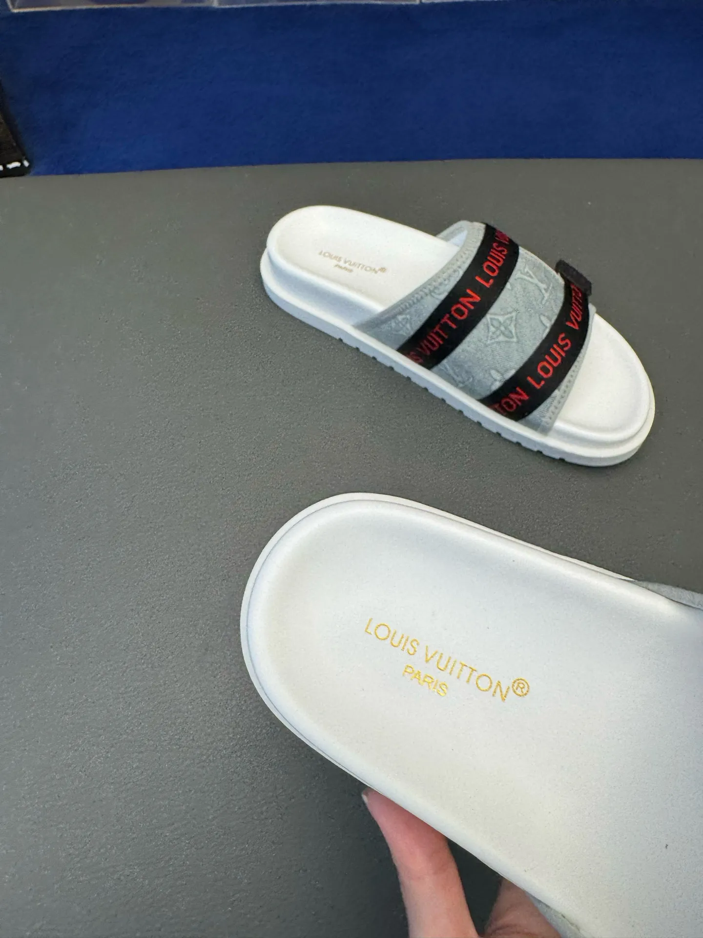 [L Home] P: 340💰Size: 38-45 Top purchasing lv men's summer slippers, classic presbyopia with soft real leather lining, unique color splicing effect, distinctive personality, fashionable and trendy essential style, light and comfortable. Lightweight and tough rubber insole, micro ridged foam outsole, super comfortable!